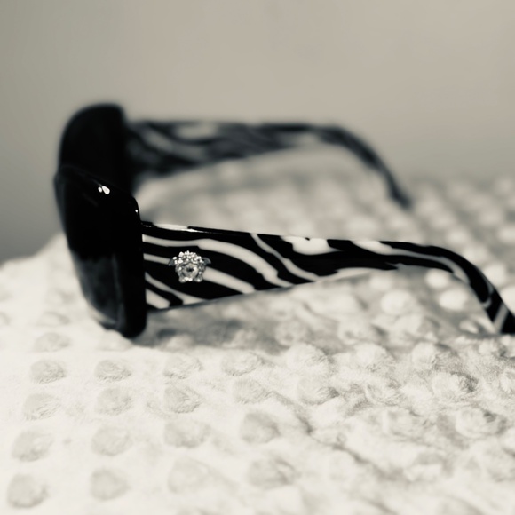 Versace Zebra Print Sunglasses 🖤🤍 - Picture 1 of 9